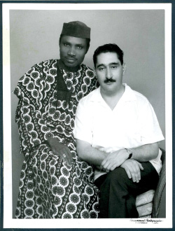 Federico Maria D'Alessio con un importatore Yoruba a Lagos, 1960